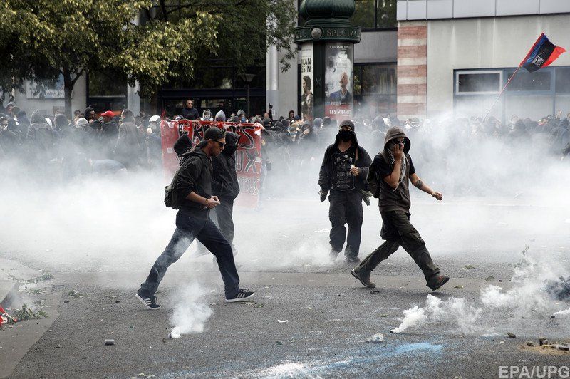 У Парижі на мітингу проти змін трудового законодавства в поліцію кидали «коктейлями Молотова»