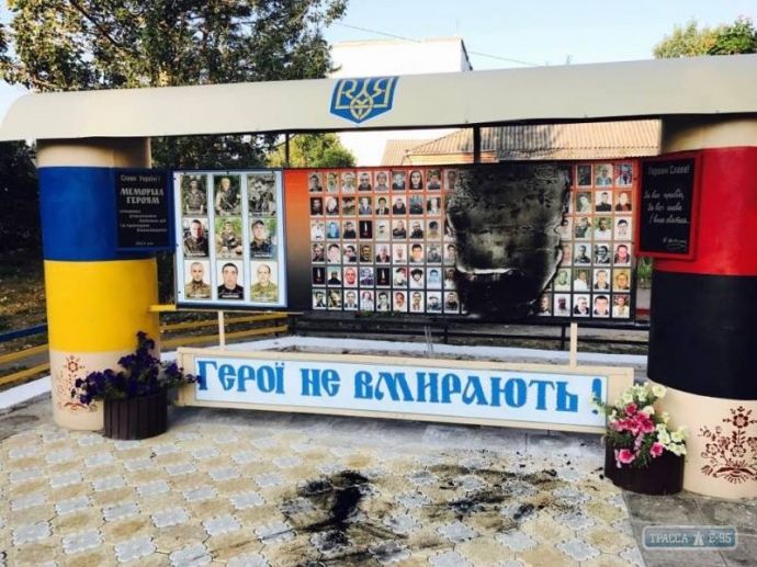 На Одещині підпалили меморіал українським героям (фото)