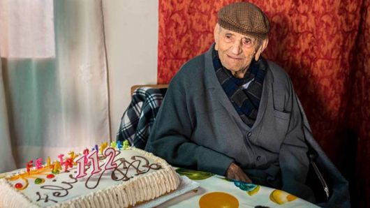 Праця, карти і вино: найстаріший чоловік світу поділився секретами свого довголіття
