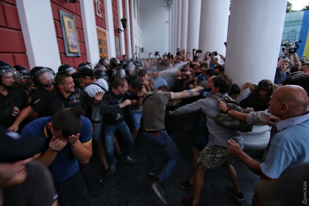 В Одесі побилися охоронці міськради та мітингувальники через табір «Вікторія» (фото, відео)