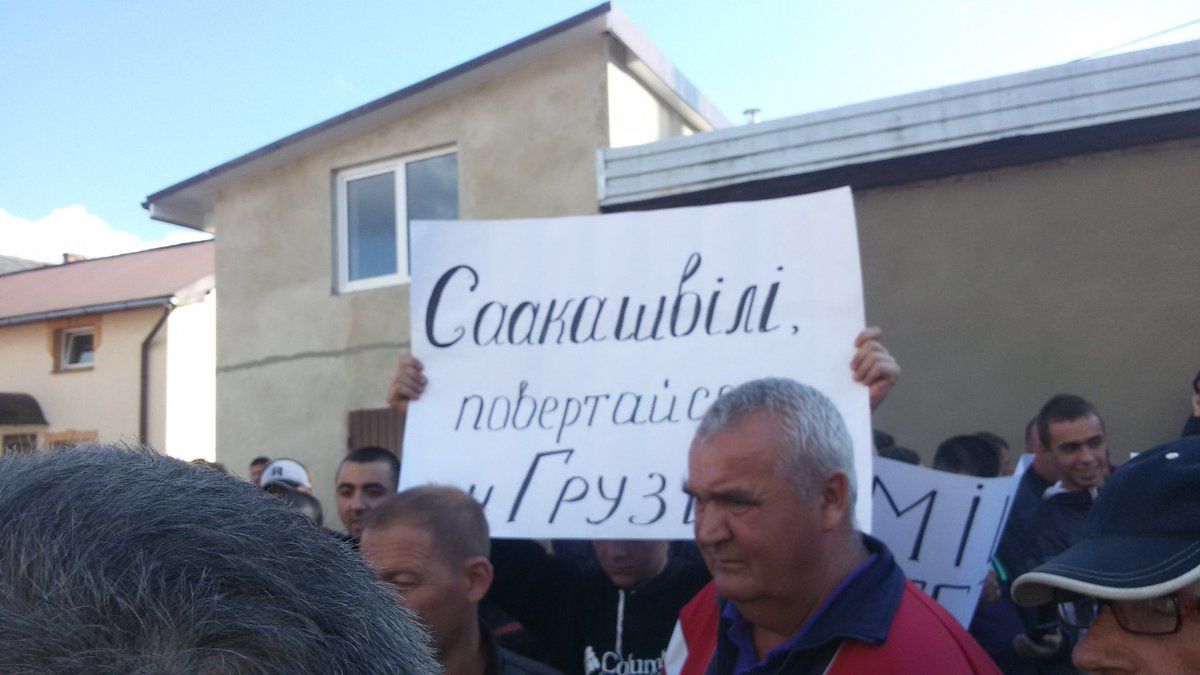 Саакашвілі закидали яйцями під Мостиським судом на Львівщині