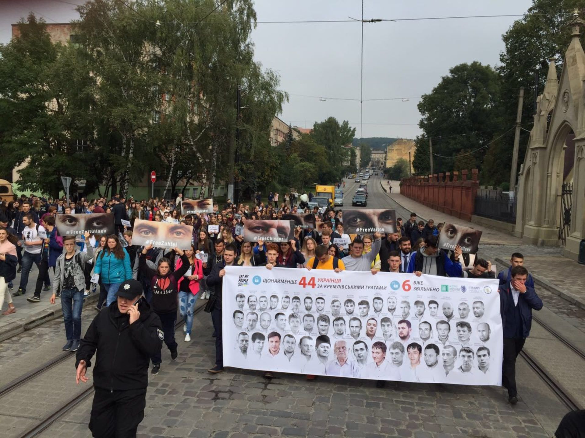 Близько тисячі людей у Львові влаштували акцію на підтримку політв'язнів у РФ (відео)