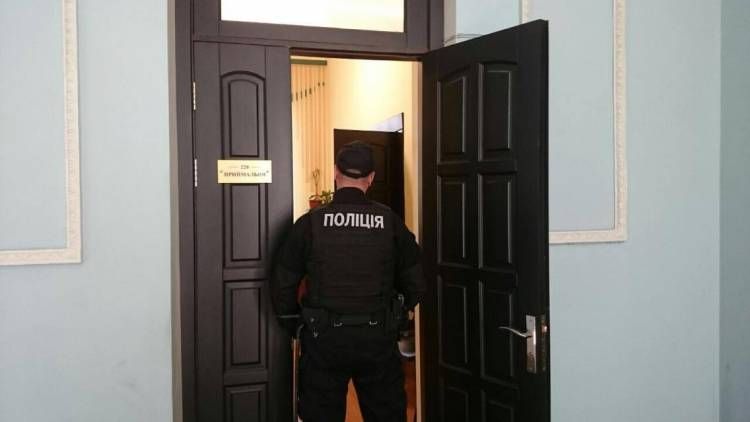 ГПУ та поліція прийшли з обшуком до Полтавської міськради (фото)