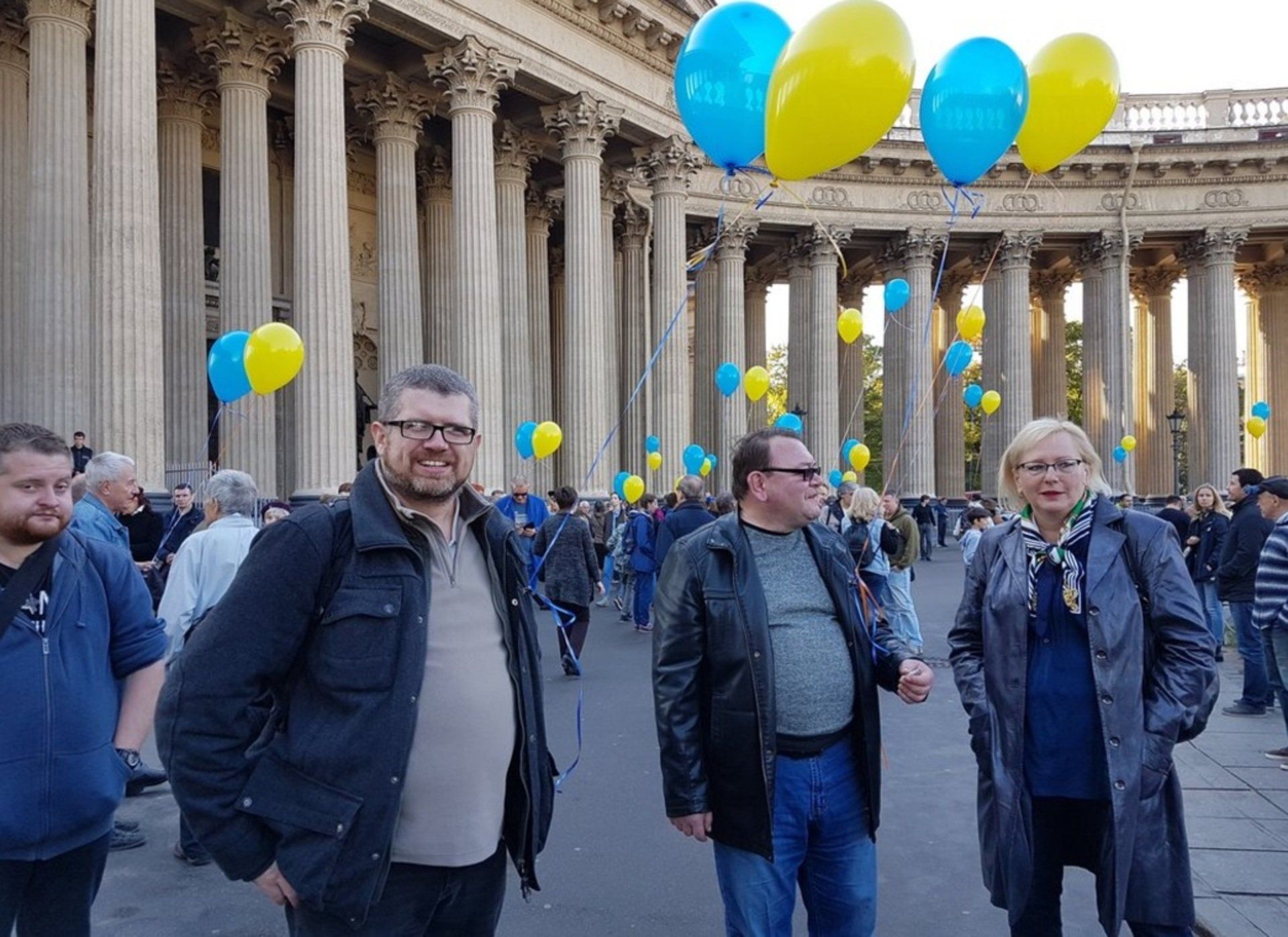 У Пітері пройшов антивоєнний міниг під синьо-жовтими кольорами та з вигуками «Слава Україні» (відео)