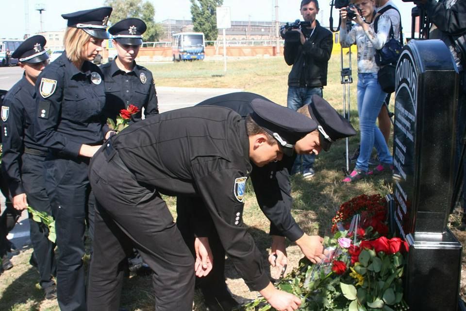 У Дніпрі відкрили пам'ятник загиблим патрульним Ользі Макаренко й Артему Кутушеву (фото)