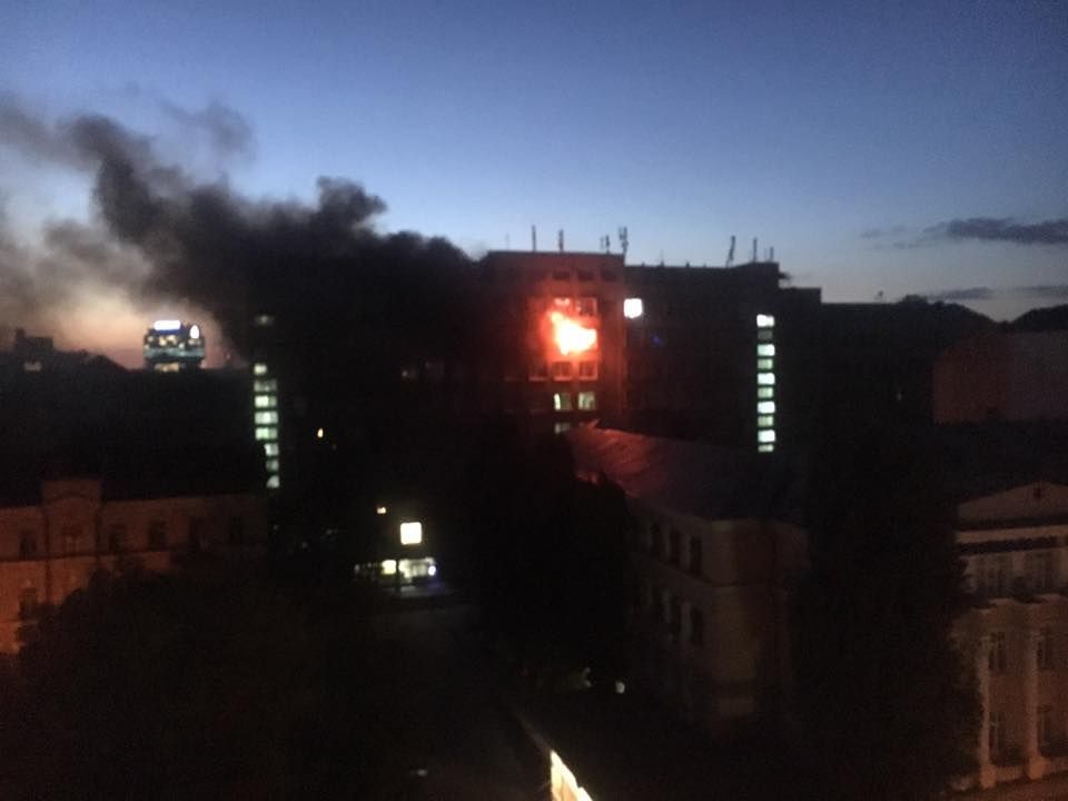 У Києві спалахнула пожежа у навчальному корпусі Університету харчових технологій (відео)