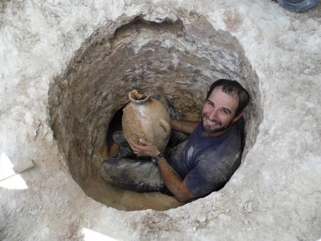 В Єрусалимі розкопали стародавню могилу з жабами