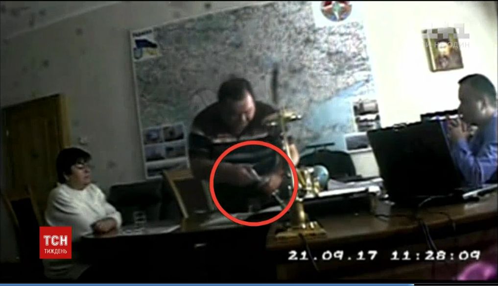 Юрій Луценко показав відео того, як судді із Дніпра давали хабара Назару Холодницькому