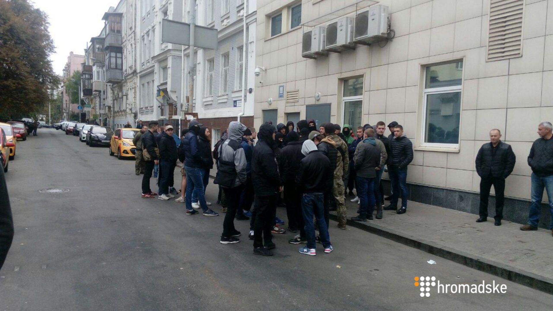 Біля Печерського райсуду побилися активісти ГО «Майдан» та С14 через поліцейських