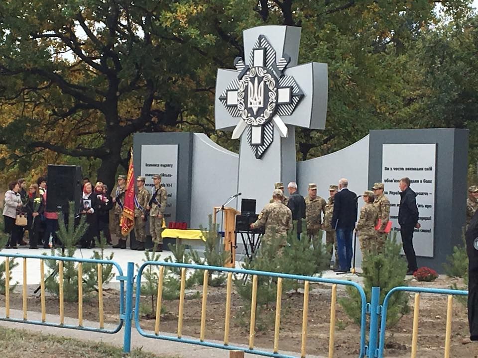 В селищі Черкаське пам’ятник загиблим в АТО облили фарбою та написали «смерть укропам» перед відкриттям