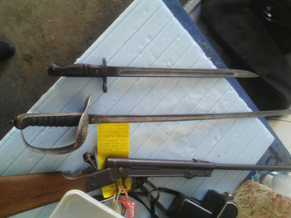 На Буковині виявили антикварну зброю у англійського туриста (фото)