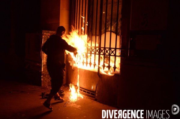 В Парижі Петро Павленський підпалив ворота «Банку Франції»