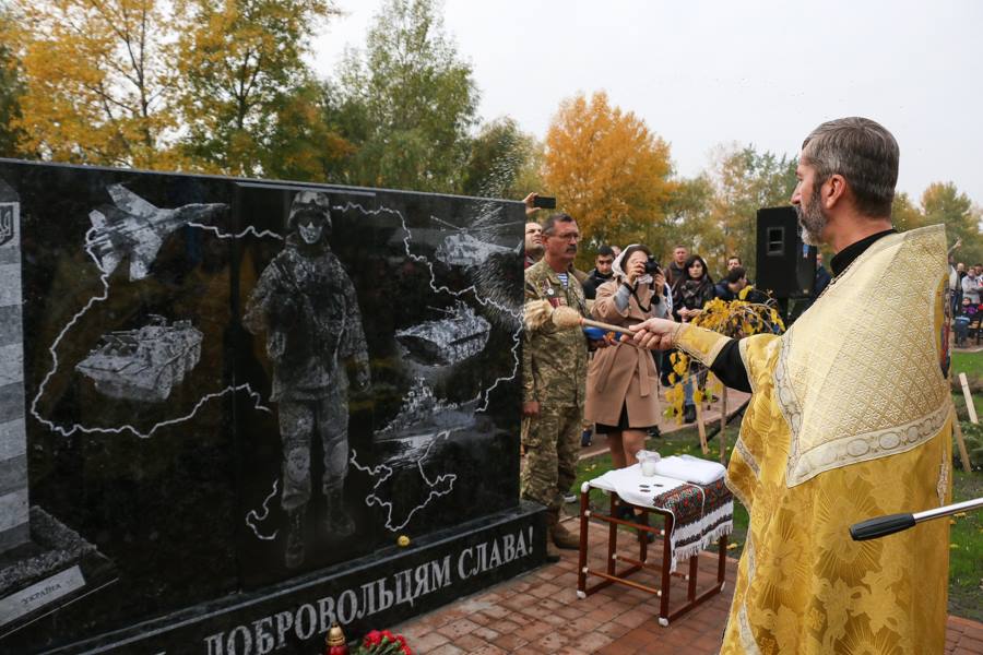На Троєщині відкрили пам'ятник «Доброволець»
