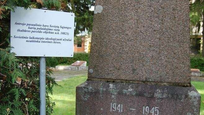Росія обурена табличками біля пам’ятників радянським солдатам у Литві