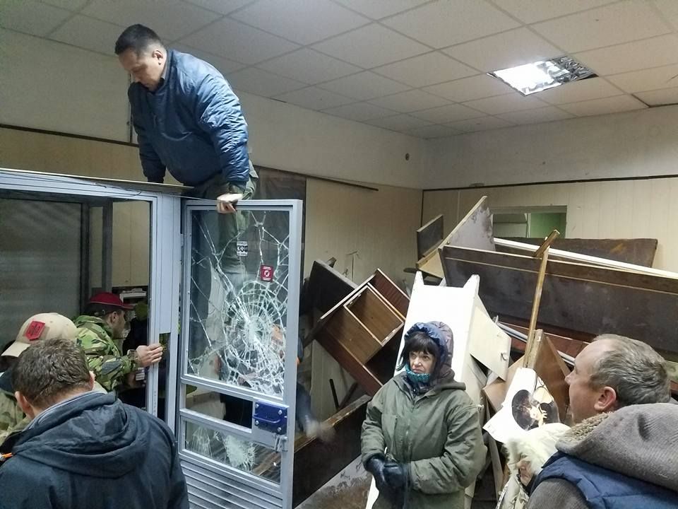 Поліція штурмувала Святошинський суд у Києві