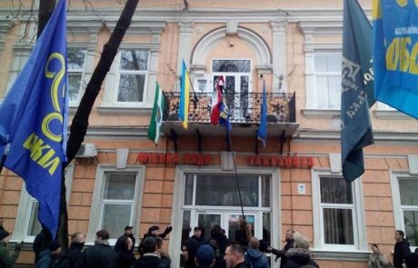 В Берегово «свободівці» зняли прапор Угорщини із міськради: Будапешт вимагає покарання