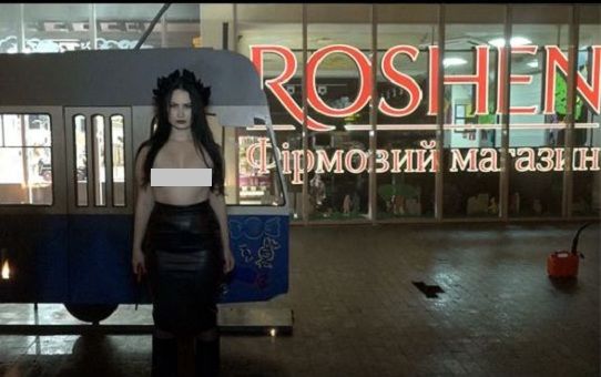 У Femen заявляють про викрадення активістки після підпалу біля магазину Roshen