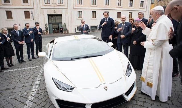 Папа Римський отримав спорткар Lamborghini у подарунок