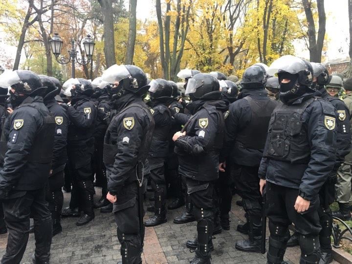 В Одесі 20 поліцейських побили на акції протидії будівництву в парку