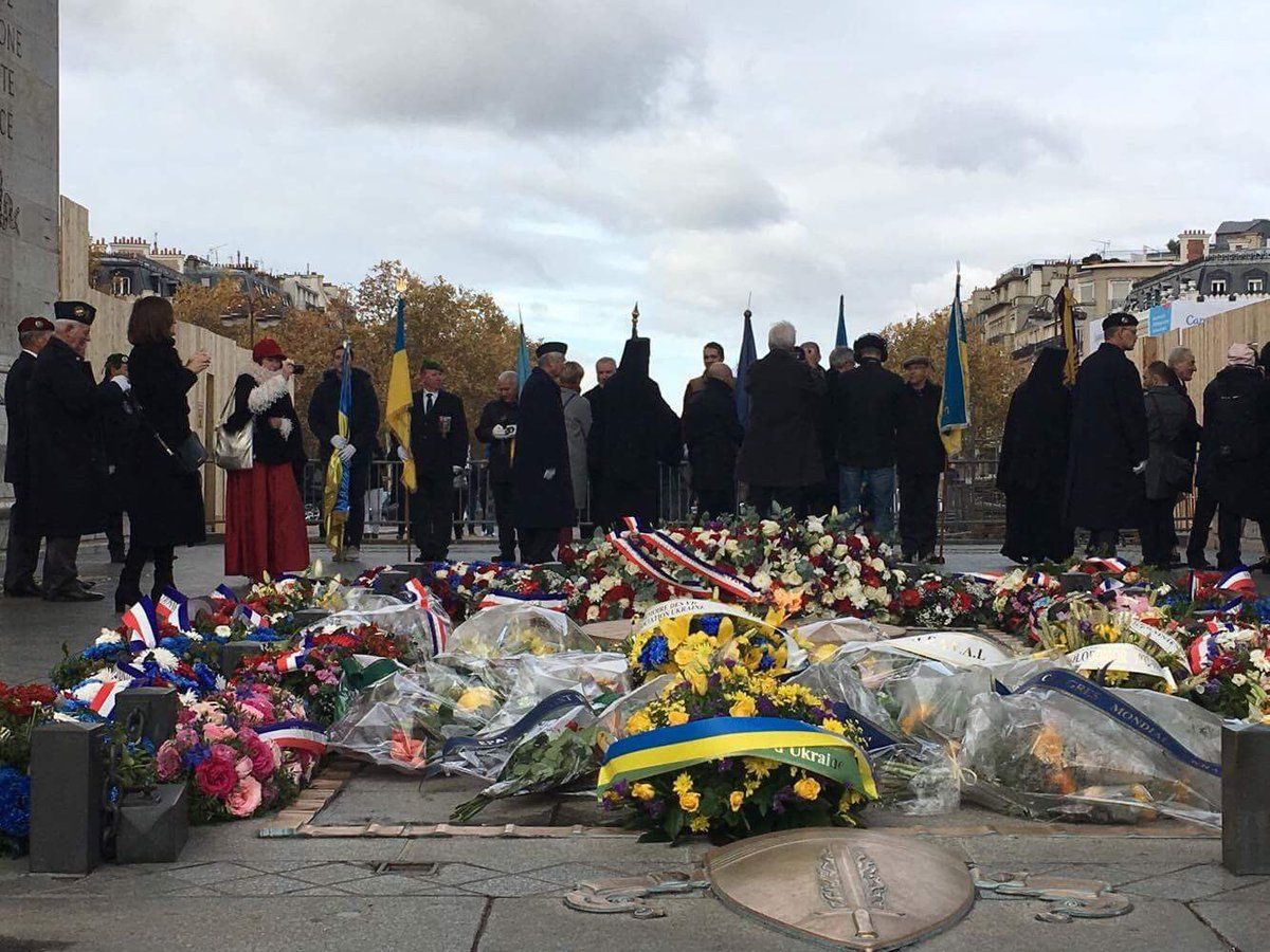 У Парижі вшанували жертв Голодомору квітами та молитвою в Нотр-Дам де Парі (відео)