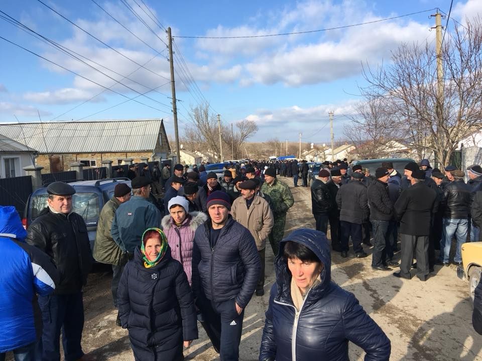 Похорони Ваджіє Кашка: кримські татари прогнали представника Путіна (відео)