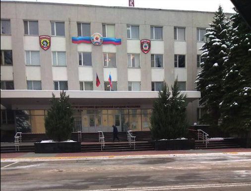 У Луганську вивісили російські триколори на адмінбудівлях