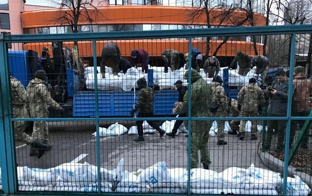 Блокування NewsOne: Аваков просить активістів не робити із негідників мучеників