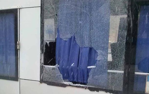 У Шостці пішохід розбив кулаком вікно маршрутки: Школярку госпіталізували зі склом в оці