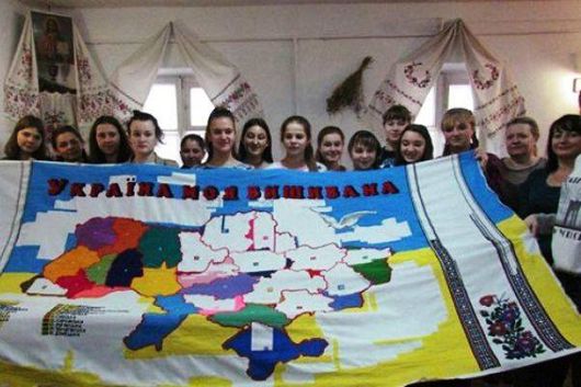 Корсунські майстрині передадуть на Донбас вишиту карту України