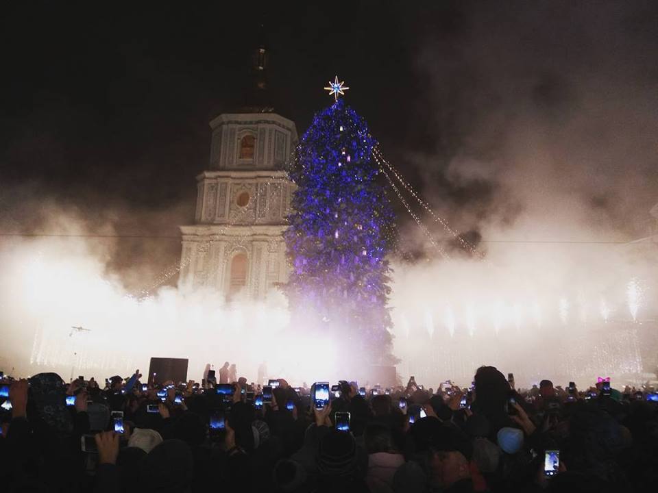 У Києві головна ялинка країни засяяла на День святого Миколая (фото)