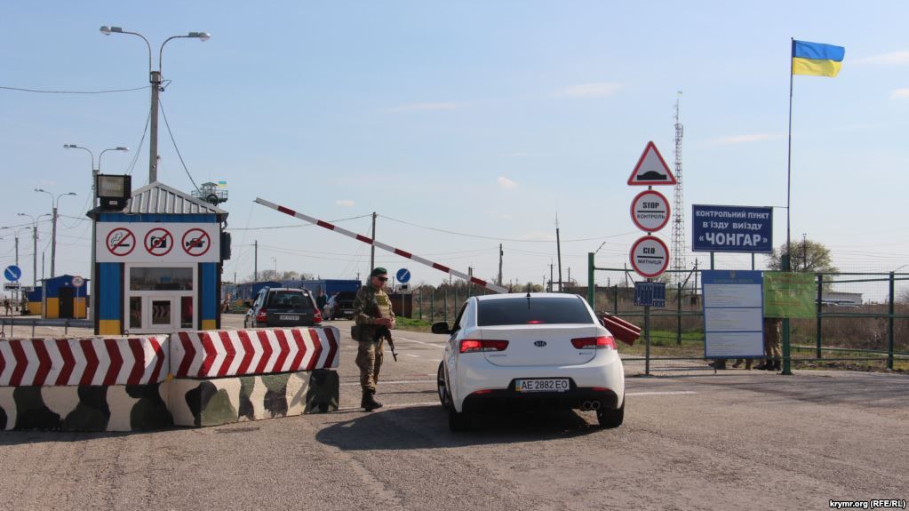 В окупованому Криму з 1 січня штрафуватимуть водіїв за українські номери