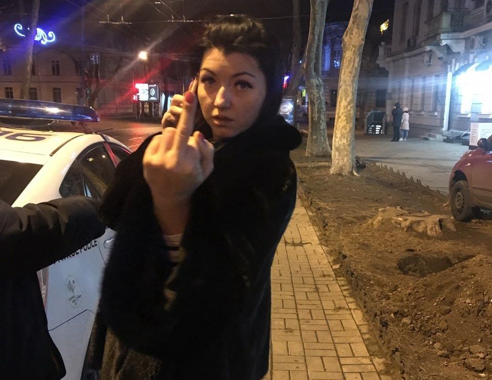 В Одесі п'яна чиновниця перевищила швидкість і накинулася на поліцейських (відео)