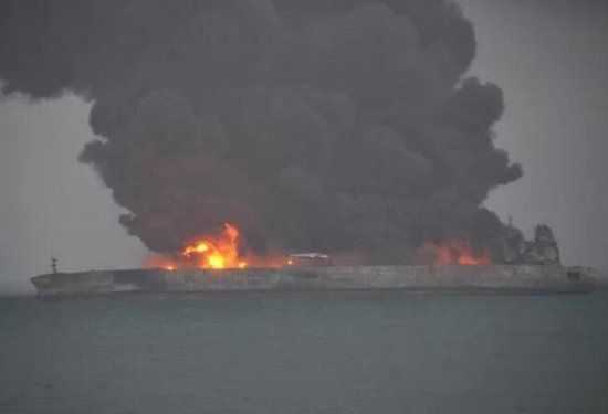 В морі біля Китаю вибухнув танкер, який горів 5 днів
