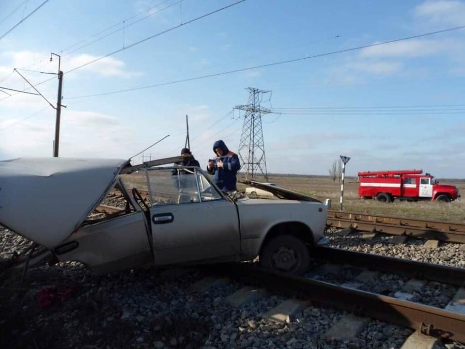 У Запорізькій області потяг розчавив легковик: постраждали пасажири автівки