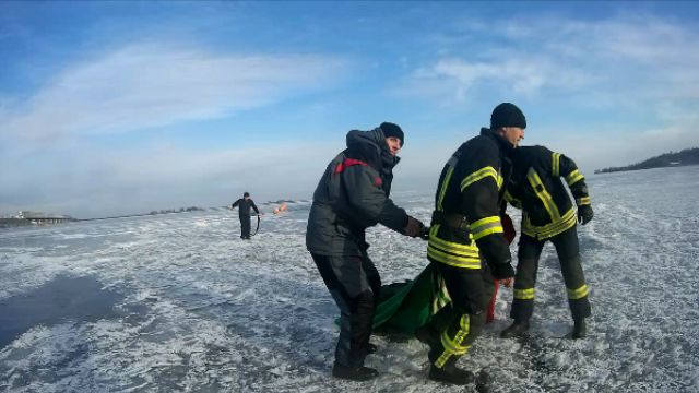 У Черкасах двоє підлітків провалилися під лід: хлопчик потонув (відео)