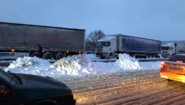 У Києві обмежили рух вантажівок через снігопад