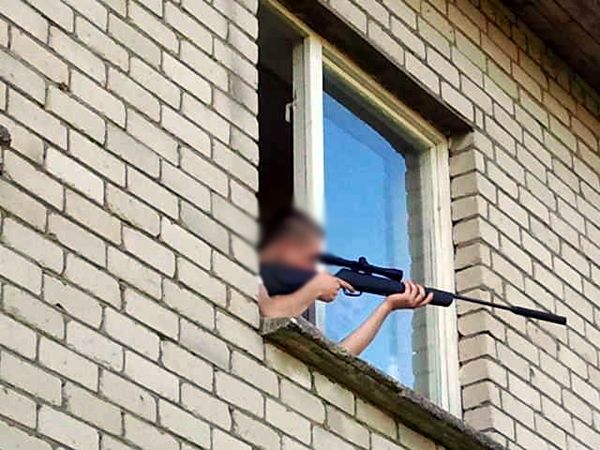 В Одесі чоловік забарикадувався в квартирі та почав стрілянину по перехожих (відео)