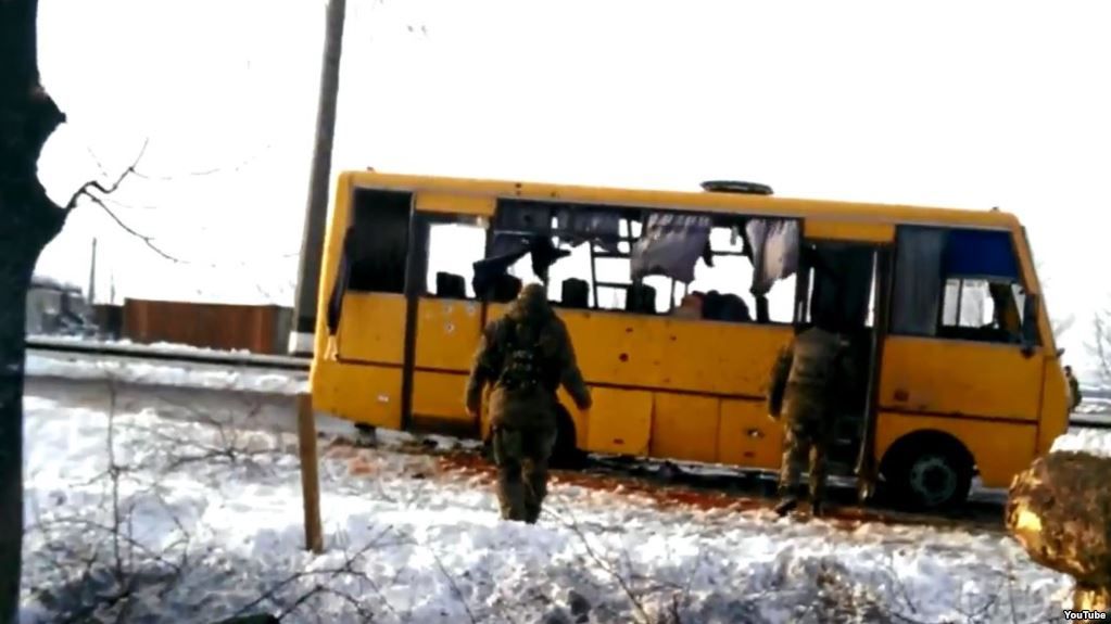 Під Волновахою обстріляли автобус з пасажирами: один загиблий