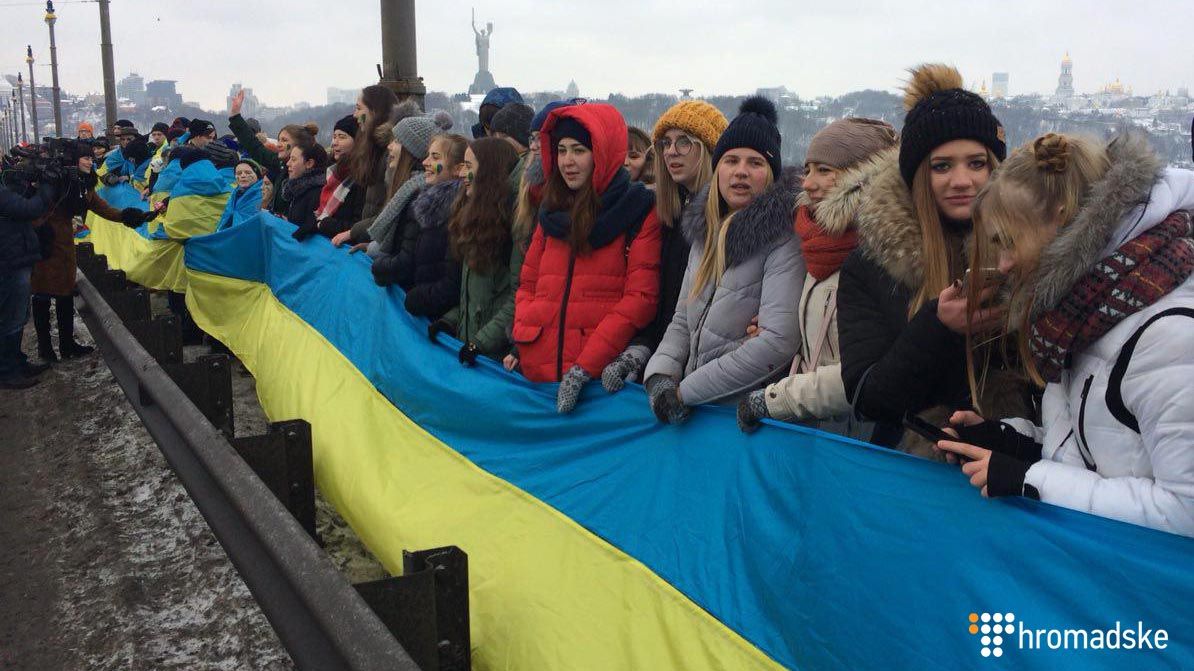 На мосту Патона в Києві утворили живий ланцюг до Дня Соборності України