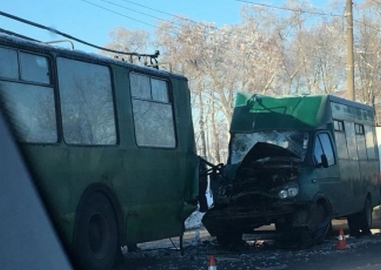 В Чернігові маршрутка врізалася в тролейбус: постраждали 12 людей