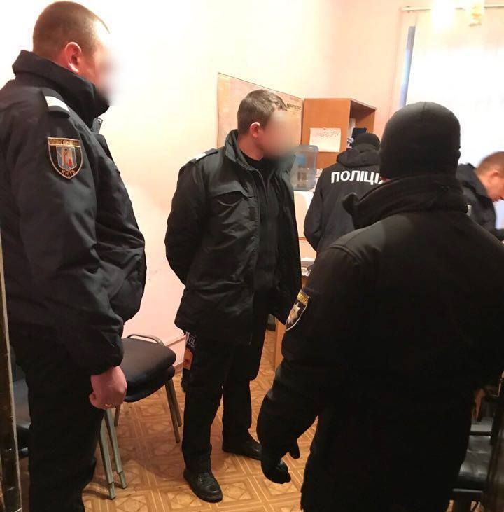 На станції Київ-Пасажирський затримали копів за співпрацю зі злочинцями (фото)