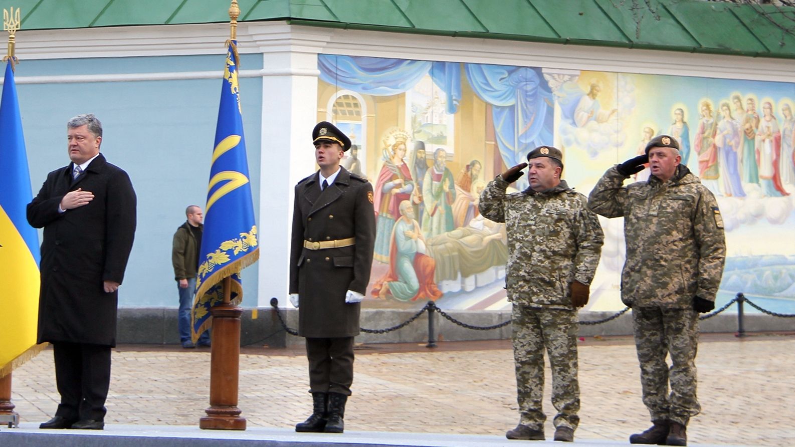 «Слава Україні! - Героям слава!»: Гройсман запропонував змінити військове вітання