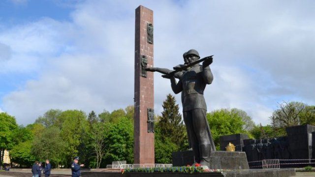 У Львові демонтують стелу радянського Монумента Слави