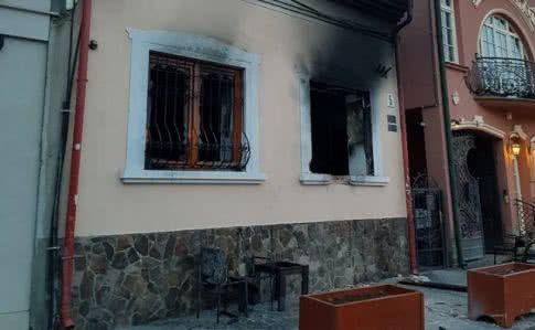 В Ужгороді підпалили офіс спілки угорців вже вдруге