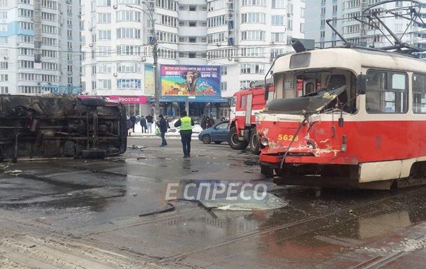 У Києві вантажівка врізалась у трамвай і перекинулась