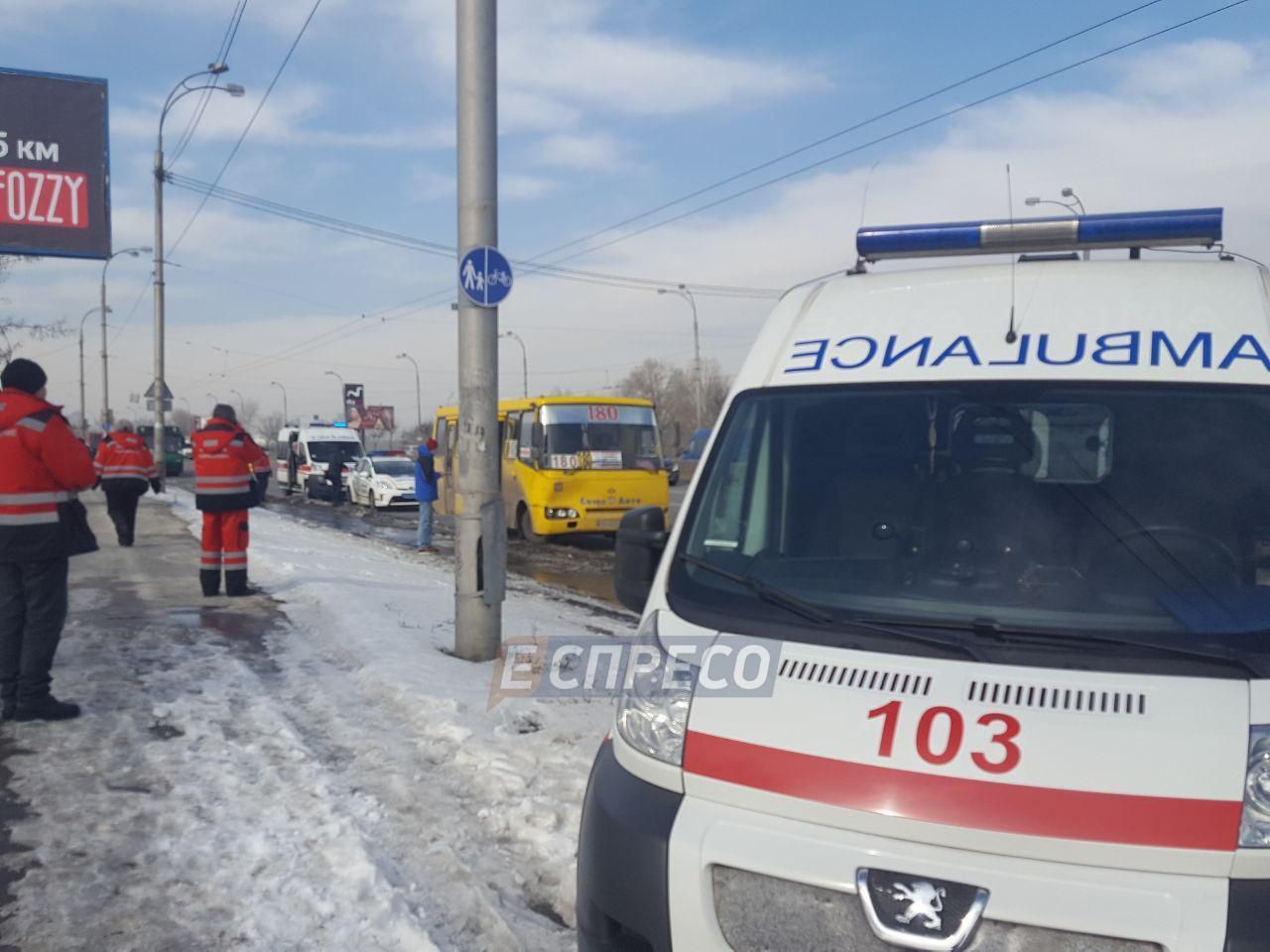 У Києві маршрутка в'їхала у тролейбус, пасажири постраждали