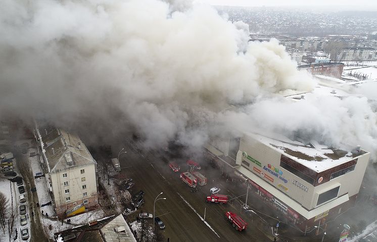 В Кемерово під час пожежі в ТРЦ «Зимова вишня» загинули десятки людей