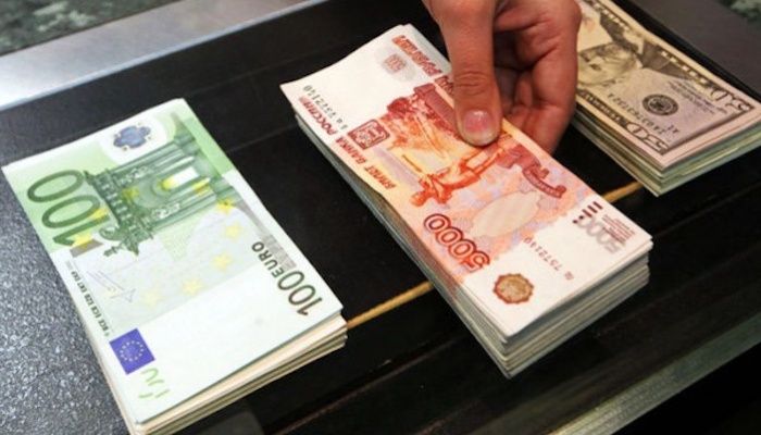 У Росії різко падає курс рубля до євро і долара