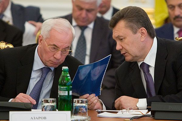 Адвокати Януковича повезли повістки до суду Азарову, Захарченку та іншим поплічникам екс-президента