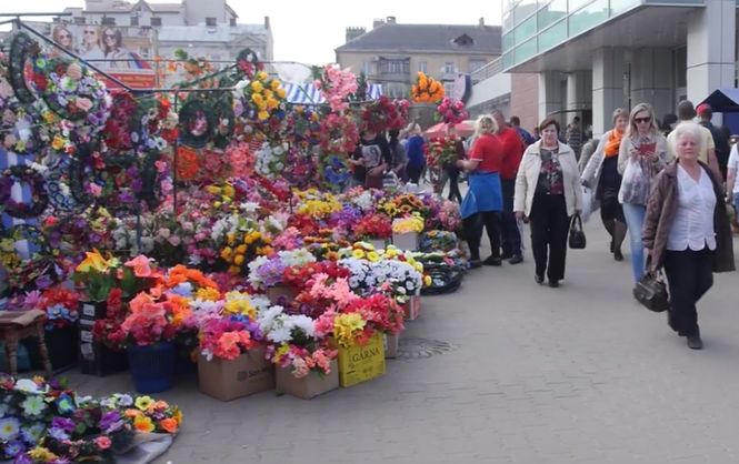 У Жашкові міськрада заборонила нести на цвинтар пластикові квіти